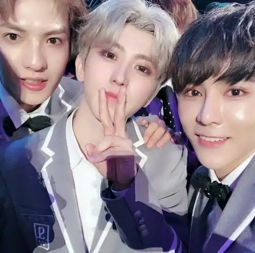 决赛夜别人镜头下的大帅哥  怎么这么会笔芯嘞  #蔡徐坤c位出道六周年