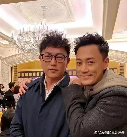 45岁陈键锋机场被偶遇身形暴涨变样昔日靓仔小生变发福中佬