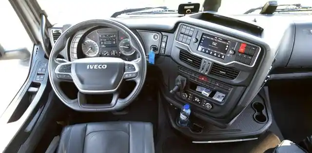 下面跟着小编一起来看看国外最豪华的七款重卡内饰.