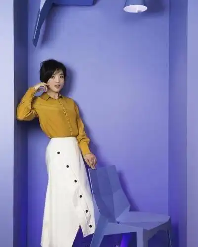 45岁歌手白雪好甜美穿裸色蕾丝薄纱裙比小9岁张靓颖还有气质