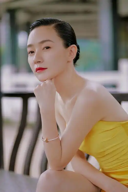 焦俊艳超话绿茵映衬金光流转,眉目间演绎万语千言.