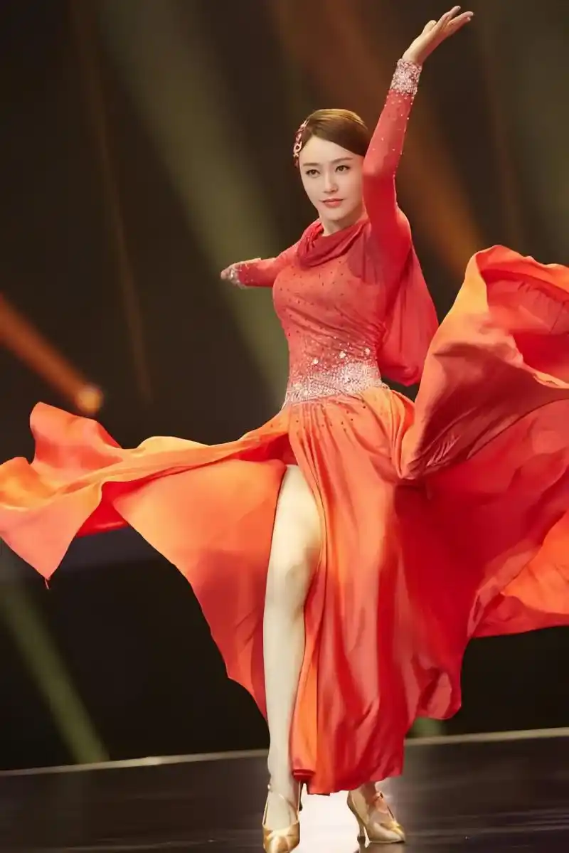 秦岚是一个非常漂亮的女性,她身穿白色抹胸裹身连衣裙,展现了她优美的