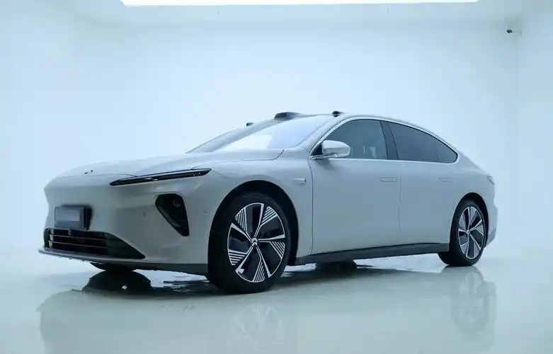 配无框电吸门,12.8英寸中控屏幕,蔚来et7实拍