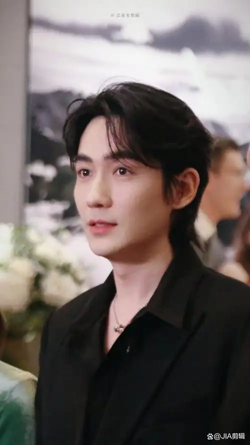 日内瓦这天被戴墨镜的朱一龙惊艳一脸富贵相增肥后颜值回春