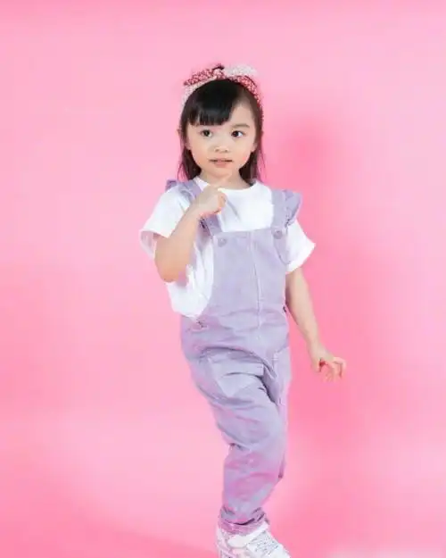 熊黛林晒双胞胎女儿近照祝贺女儿3岁生日萌娃穿姐妹装很可爱