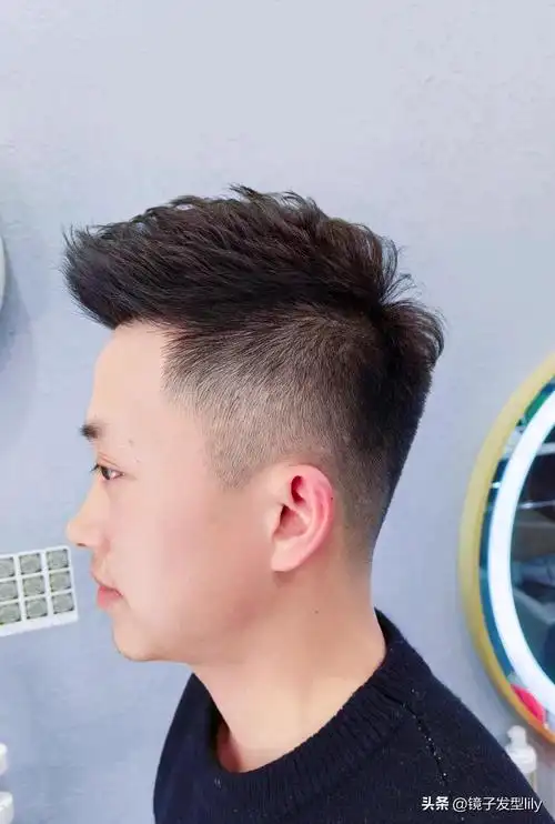 想必很多追求潮流的男士都已经尝试过,这样一款发型不仅精神利落,还