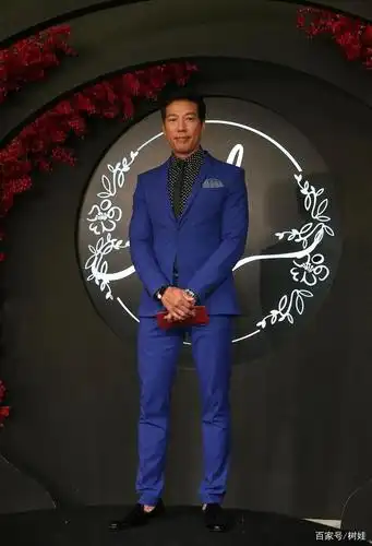 57岁张耀扬弃影从商,与安以轩丈夫合作博彩,头发花白老板范十足