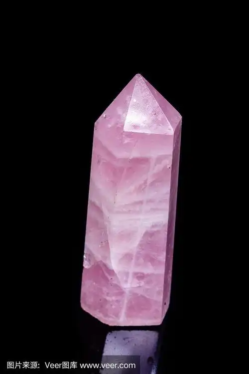 宏观矿物粉红色石英晶体在黑色的背景