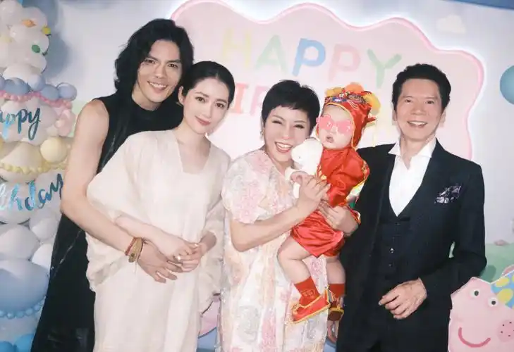 向佐晒全家福宠老婆爱孩子越来越顺眼一件衣服穿十几年好长情