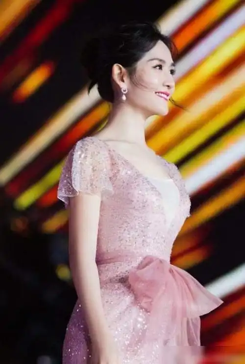 谢娜终于官宣怀二胎,为宝宝剪齐肩短发,一身红衣幸福感十足