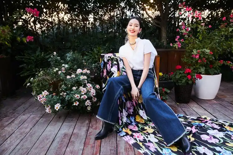 杨采钰《只有芸知道》超前观影化身 清新复古优雅升级