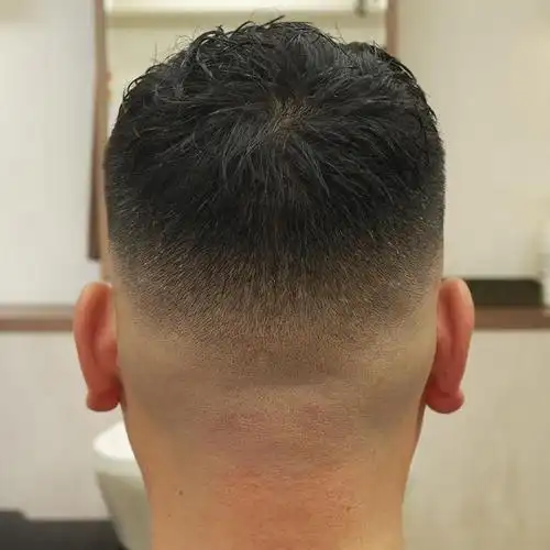 后脑勺也是不能忽略,干净的后脑勺发型也是特别的有型