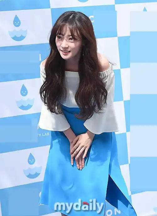 [4月30日]韩女星宋昰昀亮相活动秀香肩 曾与黄轩传绯闻[10p]