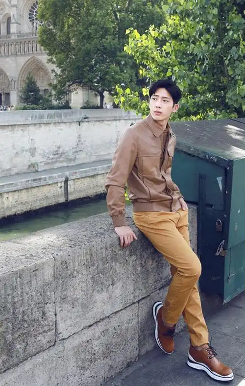 井柏然白色绣花衬衣气质up,网友:娱乐圈第一会穿男星!