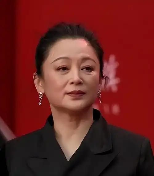 湖北这一晚陈红妆太浓蒋勤勤靠后站不红的张小斐尴尬了