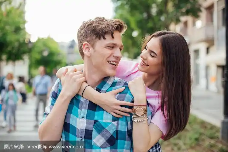 男朋友和女朋友拥抱