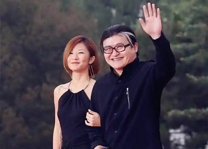 刘欢老婆年轻时好美,如今身材发福,身穿黑衣花裙气质不减当年_卢璐