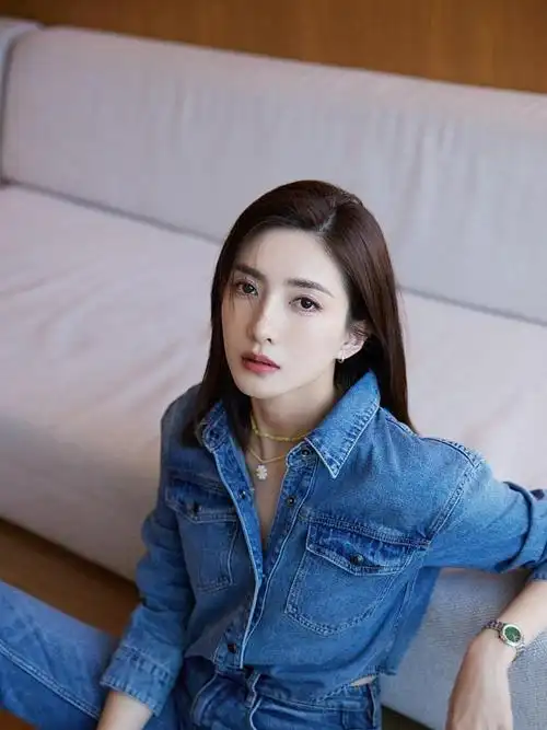 江疏影身材好太任性,穿一身牛仔套装扮酷,大长腿真是惹人羡