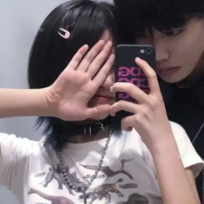 手机挡脸自拍的情侣头像 手机微信头像图片大全