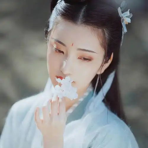 唯美吹箫的白衣古风美女头像,太仙了