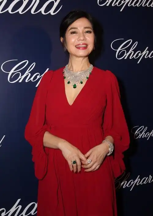 60岁钟楚红真优雅,穿红色连衣裙配绿宝石项链,美得端庄大方