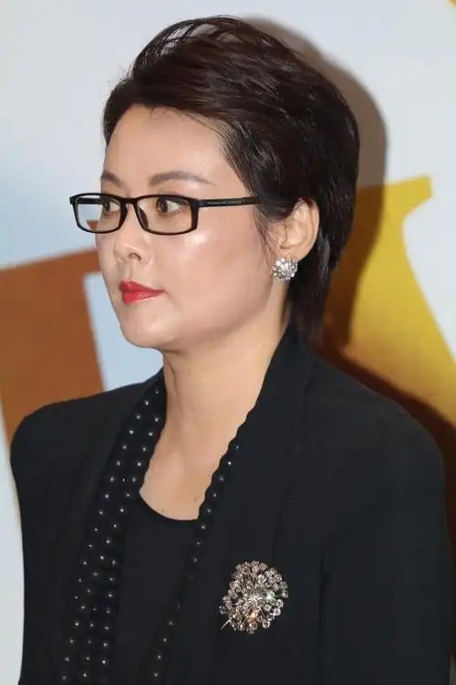 46岁袁立改走知性路线,面露霸气真潇洒,身材臃肿"胖若两人"