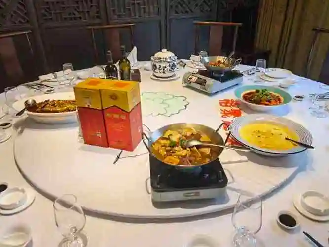 陪客户一起吃饭,包间里还是挺赞的