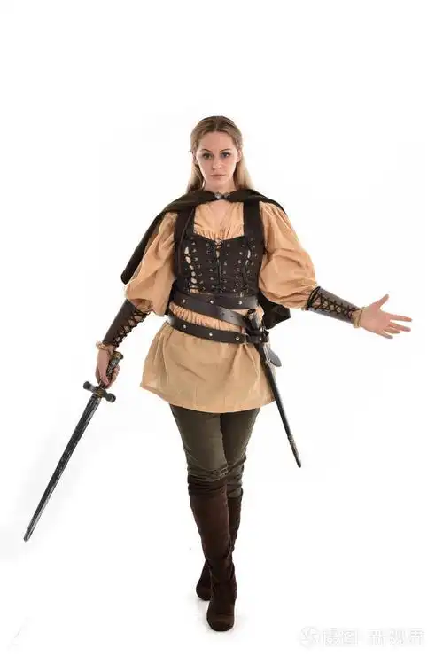 穿着棕色中世纪战士服装的金发女孩的全长肖像.