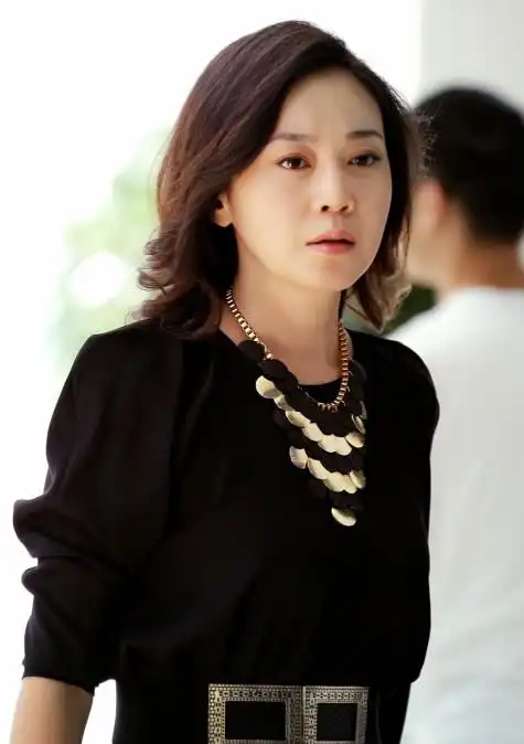 终于明白为什么女人老了喜欢剪短发,确实显年轻|发型|短发|闫妮_新浪