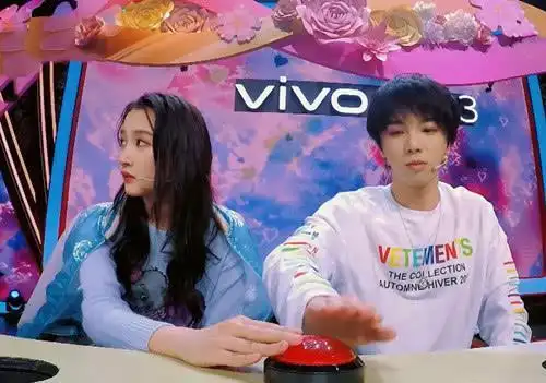 华晨宇跟关晓彤说悄悄话,当听到他嘟囔的4个字时,网友炸锅了