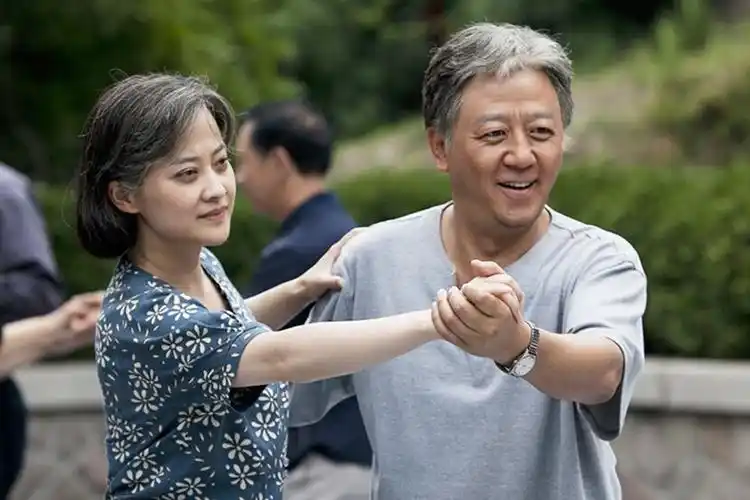 电视剧父母爱情安杰讨厌的小儿媳洗心革面亲自织好毛衣送给安杰