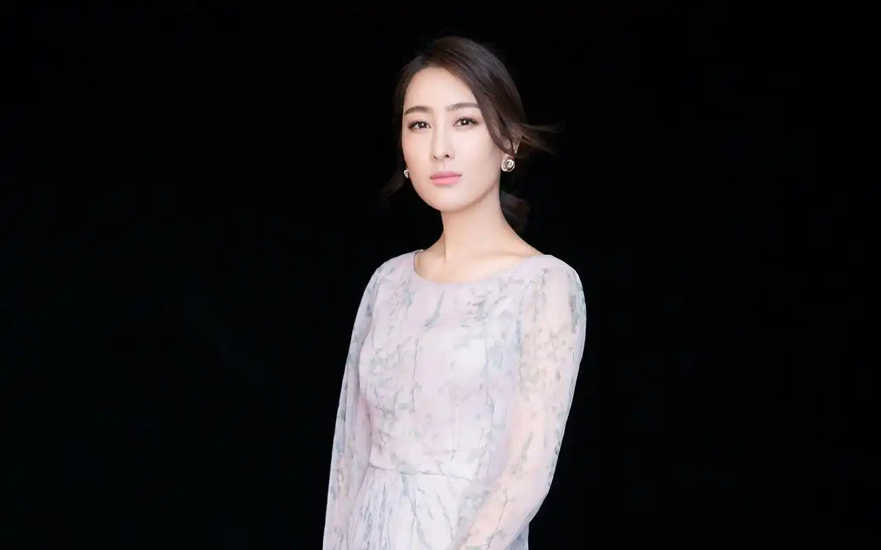 马苏裸色纱裙性感图片高清电脑桌面壁纸