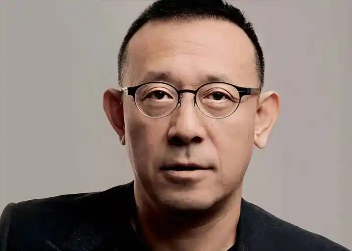 姜文最开始拿下了《父母爱情》的版权,想要把它拍成电影,献给自己的