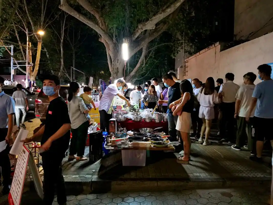 郑州最大的地摊夜市:美女边直播边摆摊,真会日入过万吗