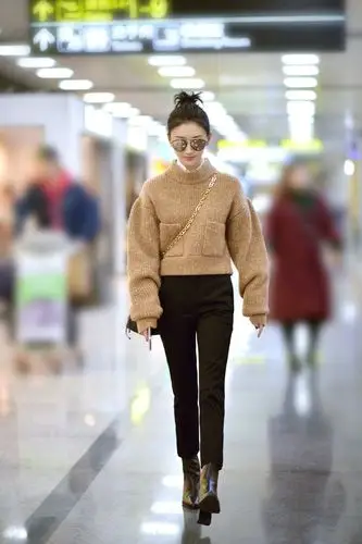 景甜瘦了后衣品开挂,一条高腰裤满屏皆是腿,167cm全长在腿上了