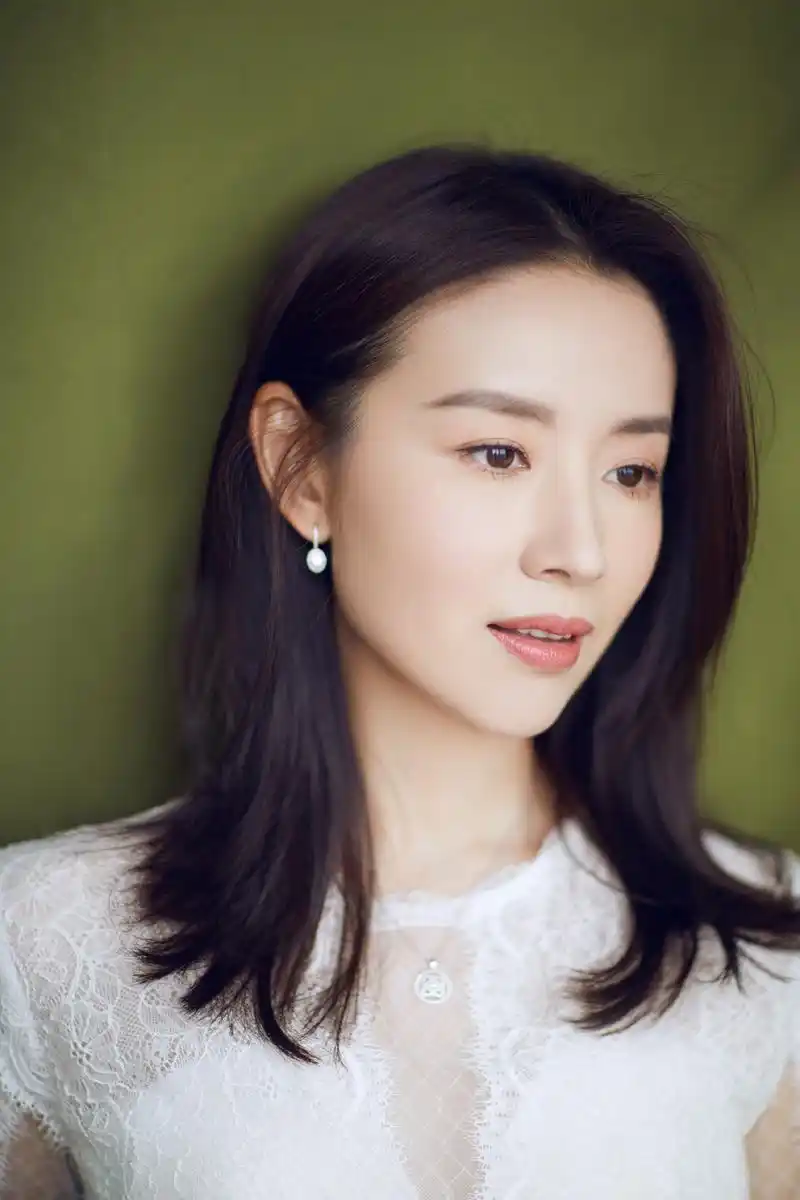 董洁穿白色长裙清纯高雅 发丝飞舞惹人心动