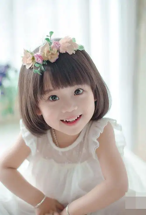 浪漫可爱的女童短发,额头上方薄齐刘海愈加迷人,染出的头发颜色显示