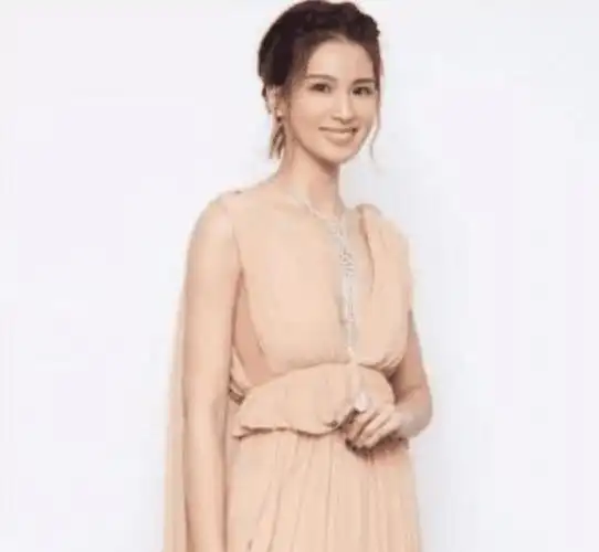 还记得终极一班的雷婷吗如今30多岁留长发美到让人认不出