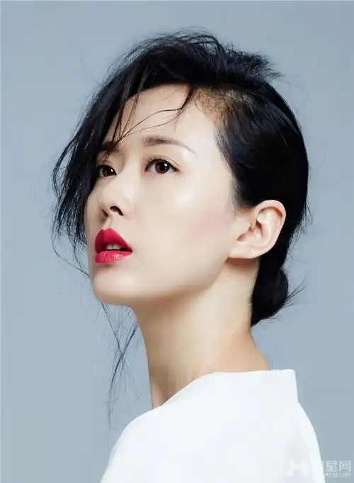 颜丹晨空灵写真 性感红唇彰显个性女人味