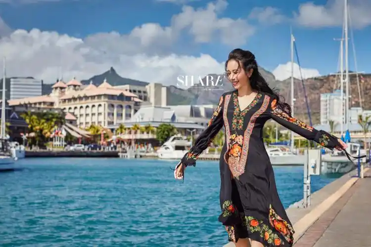 北半球夏天刚开始,女神莫文蔚来到了毛里求斯,这是座南半球岛屿