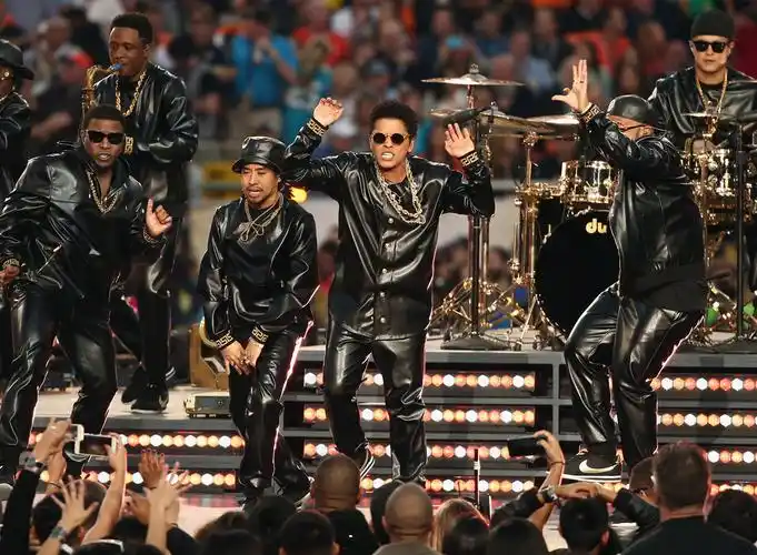 碧昂斯火星哥与马丁联手表演第50届超级碗中场休息,著名歌星碧昂斯联