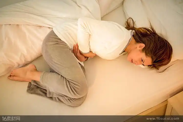 蜷缩在床上的女士难受的女性捂着小腹的女士胃痛腹痛肚子疼痛苦生病