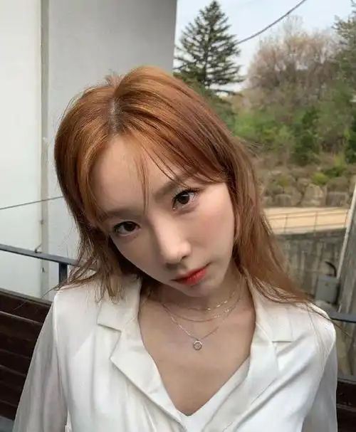 泰妍晒最新美照,一头金发妆容明丽,镜头感十足