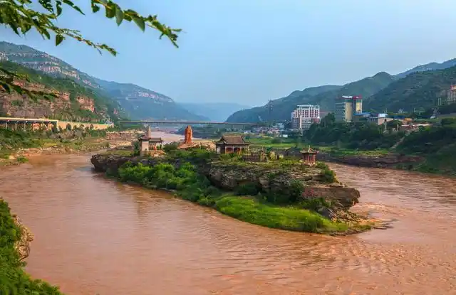 陕西宜川:汛期黄河中的孟门山