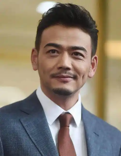 男人40岁后"发型决定气质",这3种发型建议避开,会显老显油腻_男性