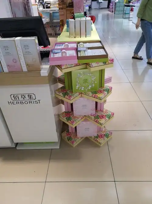佰草集品牌利用花样套盒打造堆头,吸引顾客