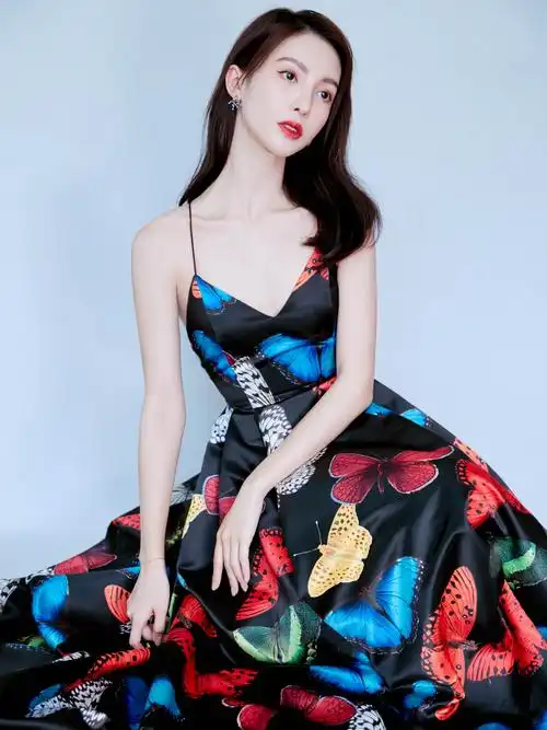 金晨终于放开了穿印花吊带长裙美背吸睛