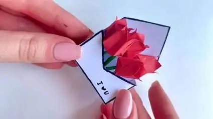 送给妈妈的生日礼物手工怎么做,教你制作郁金香贺卡送给妈妈