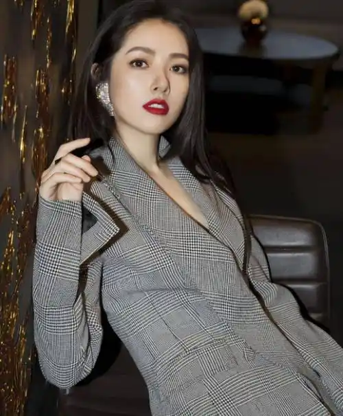 39岁郭碧婷用珠圆玉润身材,给白幼瘦女星上了一课_时尚_风格_向太