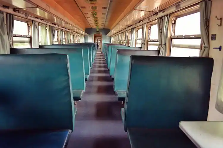 图为绿皮火车内部环境.这张图给不少坐过绿皮火车的人带来不少回忆.